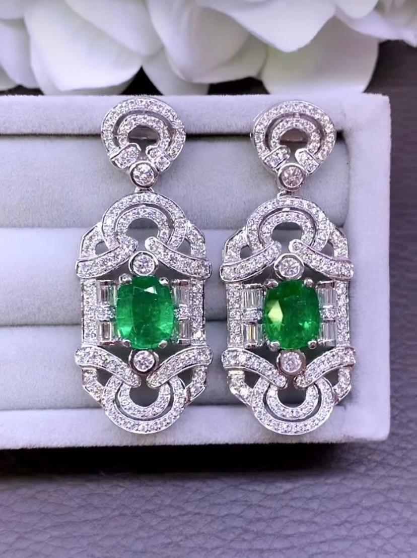 Taglio cuscino Orecchini in oro 18K con smeraldi dello Zambia certificati AIG da 6,00 carati e diamanti da 3,50 carati in vendita