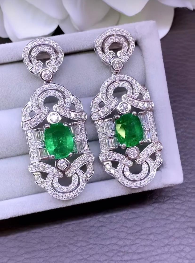 Orecchini in oro 18K con smeraldi dello Zambia certificati AIG da 6,00 carati e diamanti da 3,50 carati In condizioni Nuovo in vendita a Massafra, IT