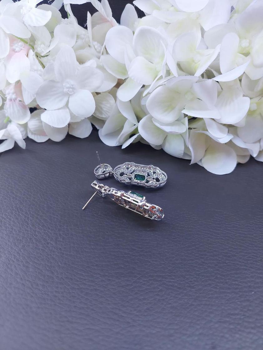 Donna Orecchini in oro 18K con smeraldi dello Zambia certificati AIG da 6,00 carati e diamanti da 3,50 carati in vendita