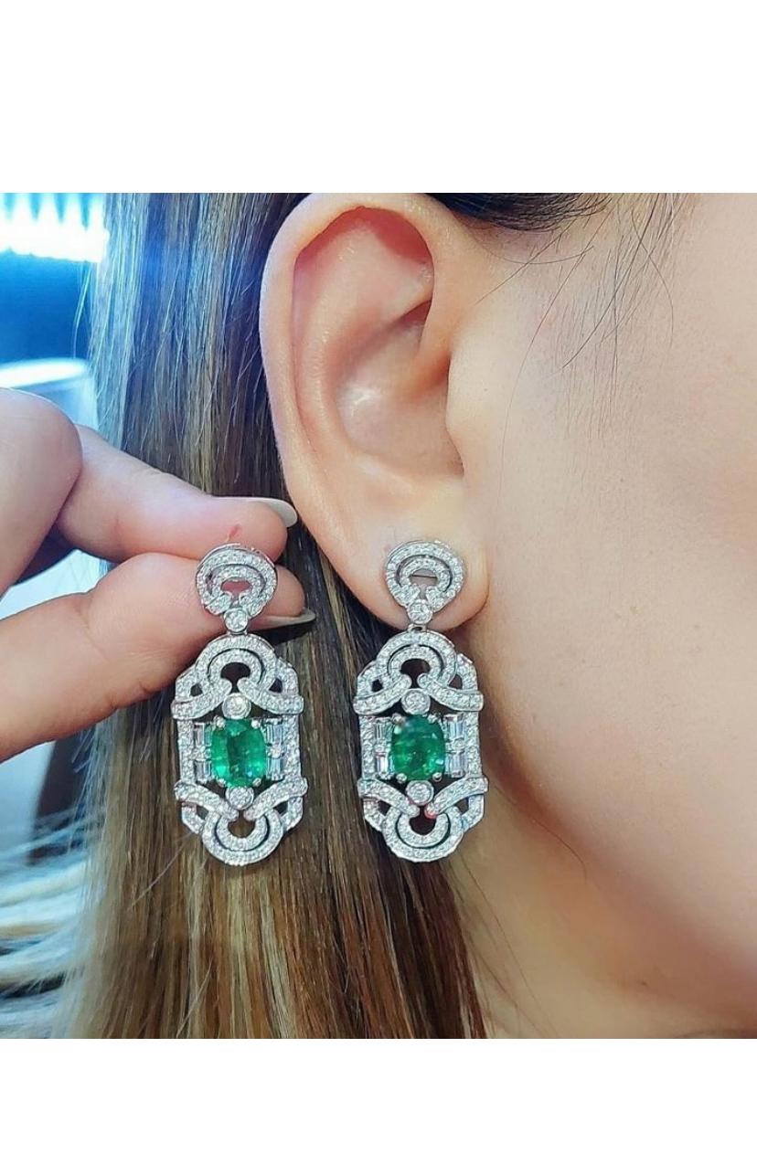Orecchini in oro 18K con smeraldi dello Zambia certificati AIG da 6,00 carati e diamanti da 3,50 carati in vendita 2
