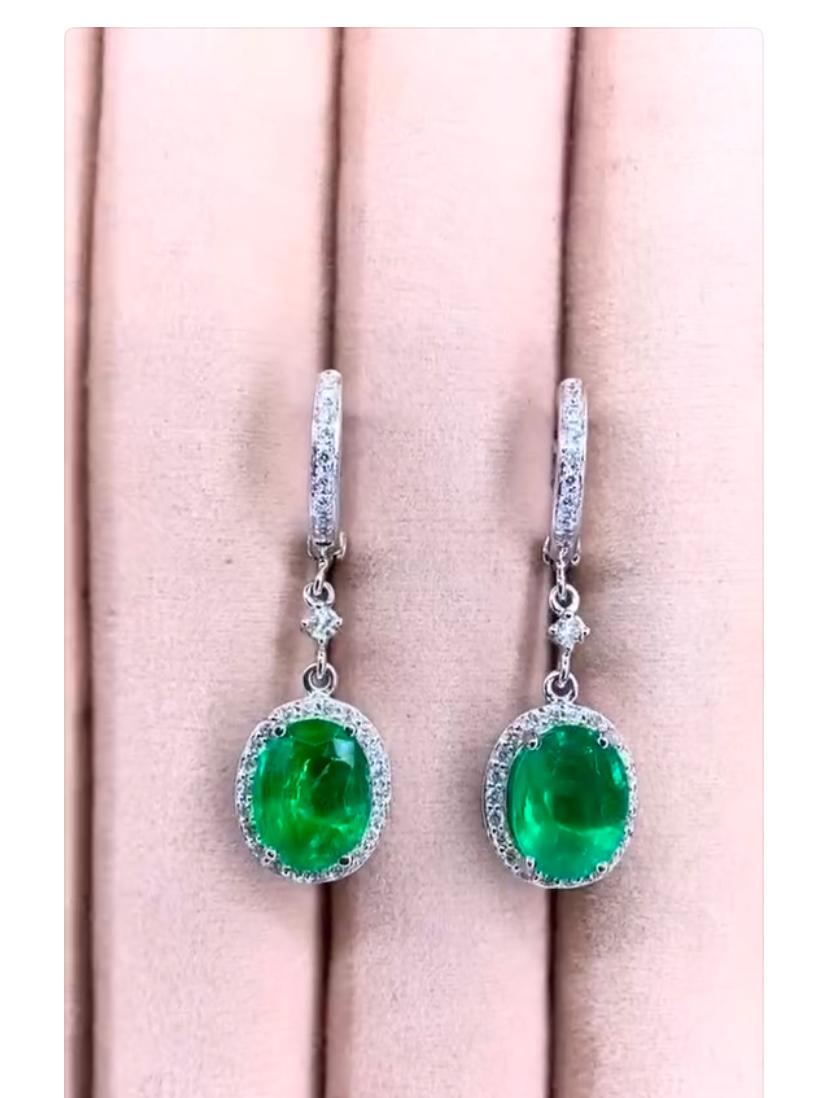 An exclusive Zambian Emeralds and Diamonds earrings , in contemporary design, so elegant and refined style .
Adorn your self and add a touch of class and charm ok your look.
Stunning earrings come in 18k gold with 2 pieces of Natural Zambian