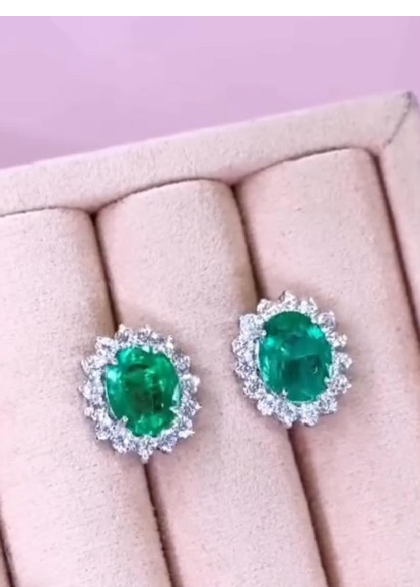 Un esclusivo orecchino con smeraldi e diamanti dal design contemporaneo, dallo stile elegante e raffinato.
Eleva la tua bellezza senza tempo e adorna te stesso.
Gli splendidi orecchini sono realizzati in oro 18 carati con 2 pezzi di smeraldi