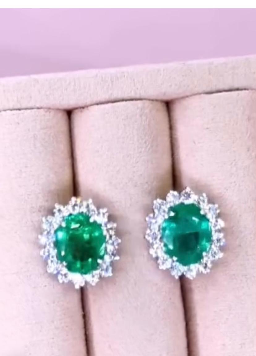 Taglio ovale Orecchini in oro 18K con smeraldi dello Zambia certificati AIG da 6,00 carati e diamanti da 1,50 carati in vendita