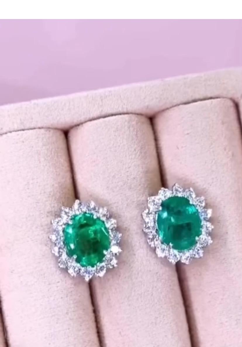 Orecchini in oro 18K con smeraldi dello Zambia certificati AIG da 6,00 carati e diamanti da 1,50 carati In condizioni Nuovo in vendita a Massafra, IT