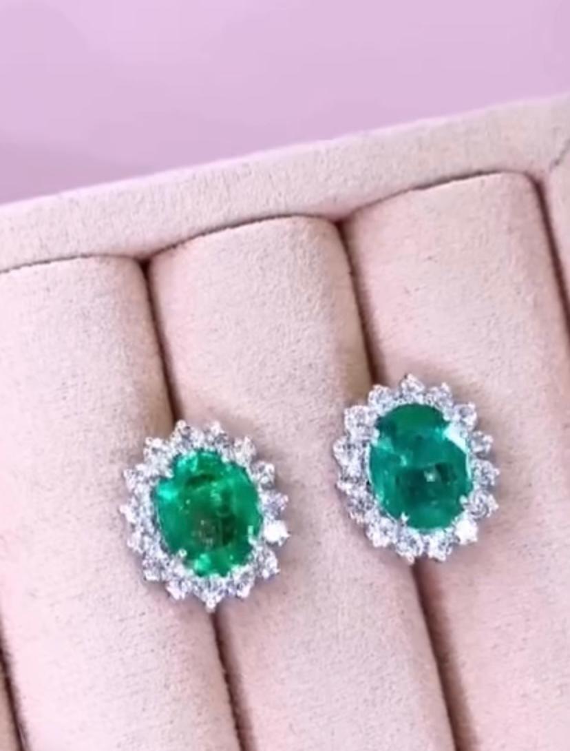 Donna Orecchini in oro 18K con smeraldi dello Zambia certificati AIG da 6,00 carati e diamanti da 1,50 carati in vendita