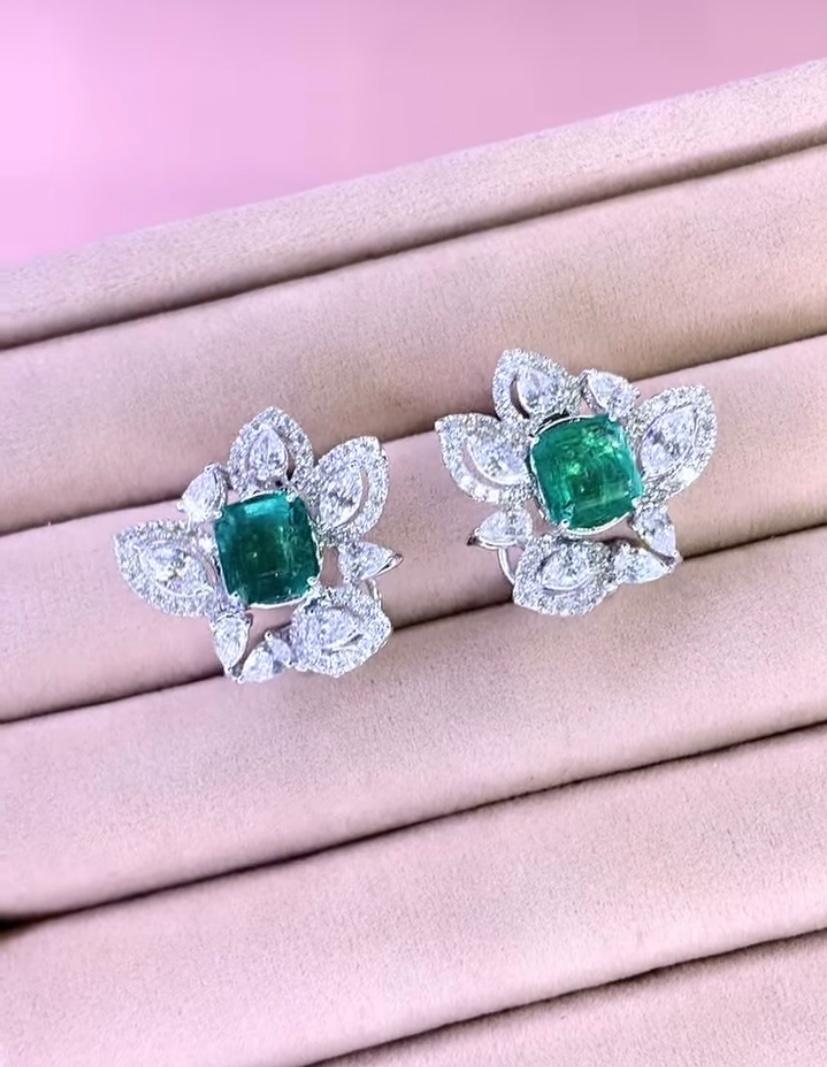 Taglio misto Orecchini in oro 18K con smeraldi dello Zambia certificati AIG da 6,00 carati e diamanti da 3,68 carati in vendita