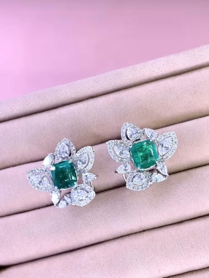 Orecchini in oro 18K con smeraldi dello Zambia certificati AIG da 6,00 carati e diamanti da 3,68 carati In condizioni Nuovo in vendita a Massafra, IT