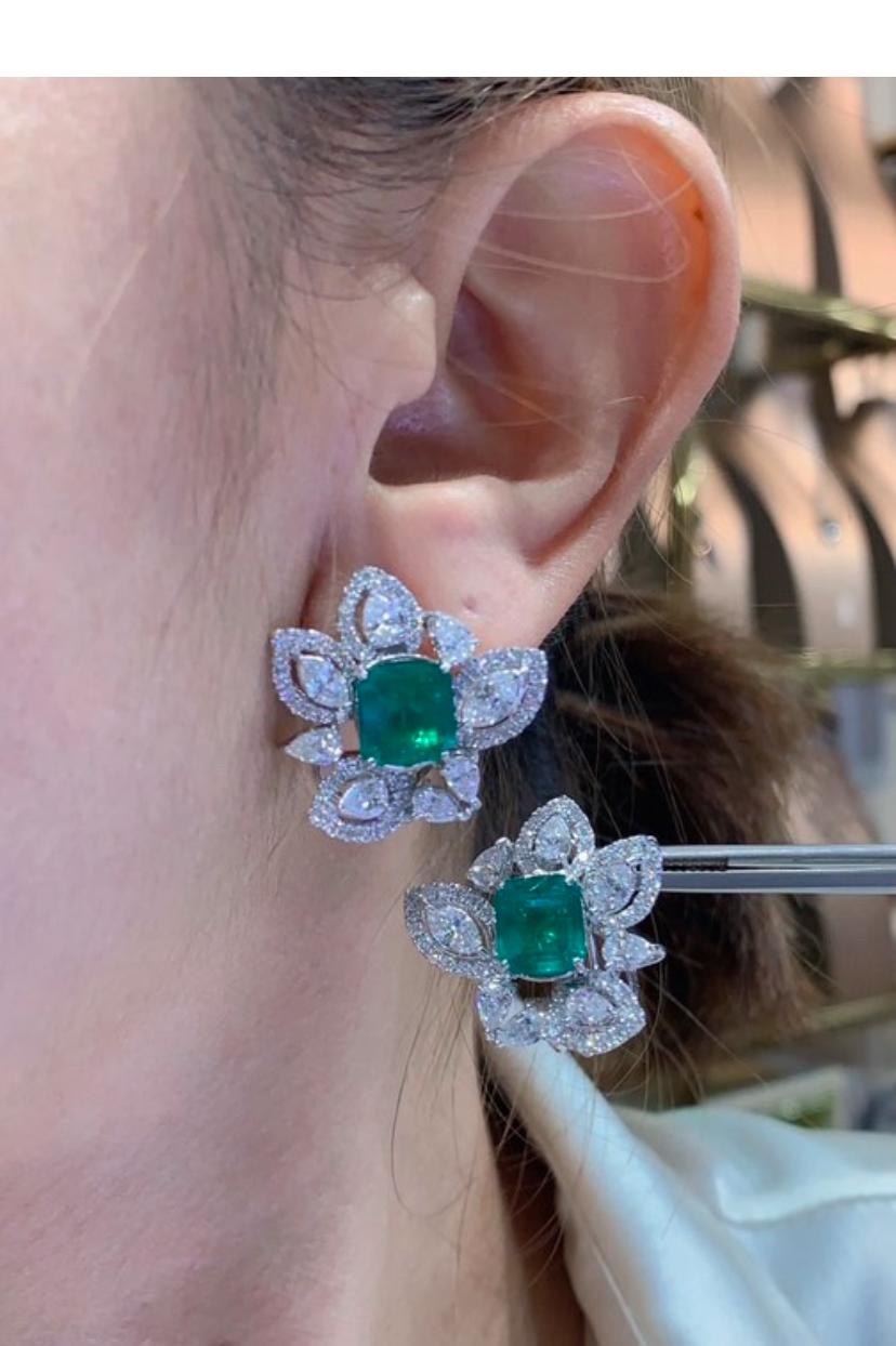 Orecchini in oro 18K con smeraldi dello Zambia certificati AIG da 6,00 carati e diamanti da 3,68 carati in vendita 1