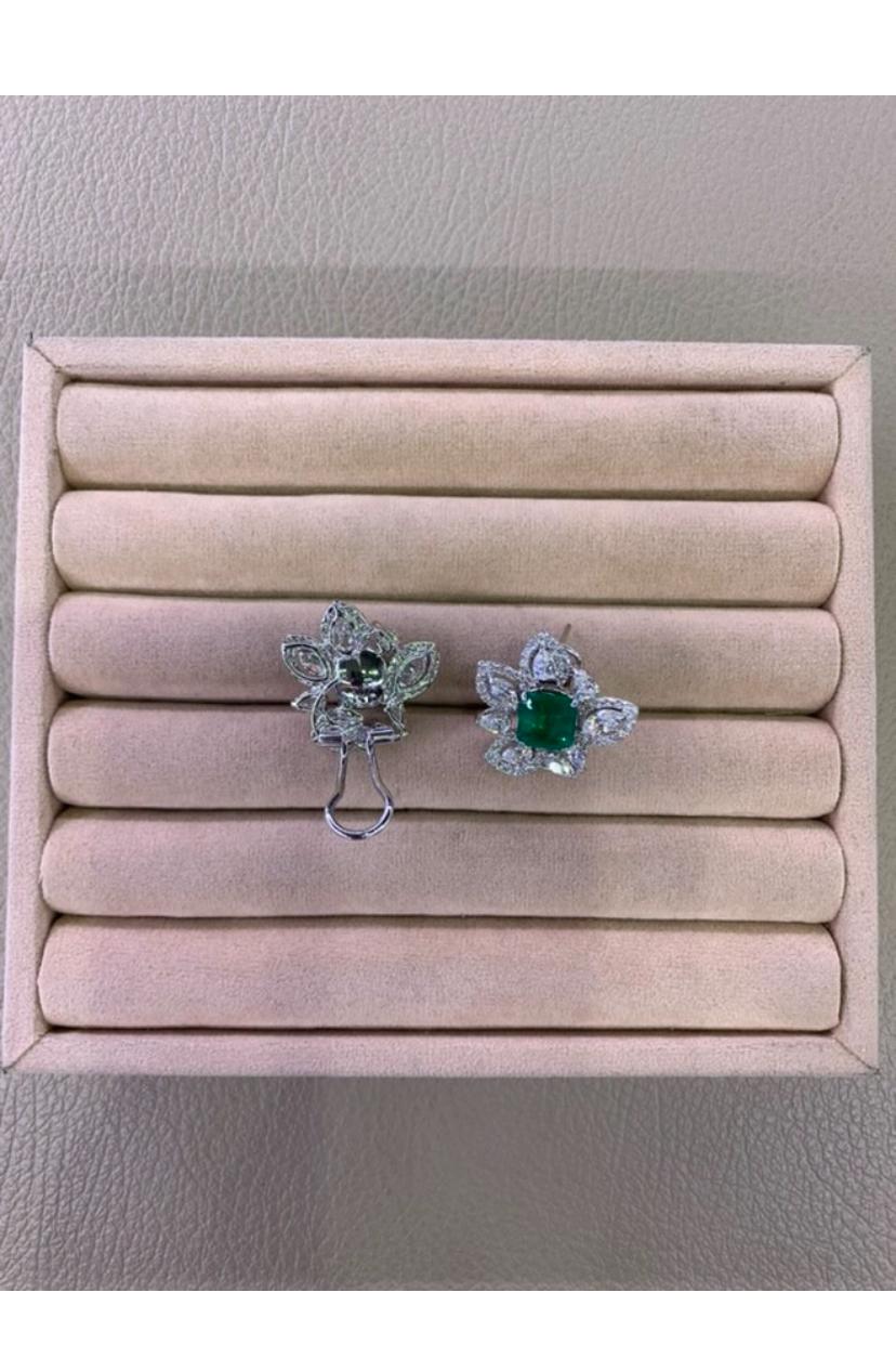 Orecchini in oro 18K con smeraldi dello Zambia certificati AIG da 6,00 carati e diamanti da 3,68 carati in vendita 2