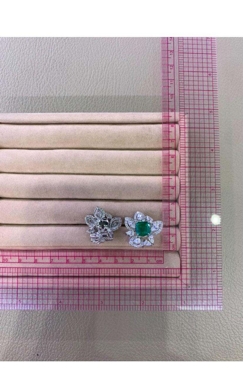 Orecchini in oro 18K con smeraldi dello Zambia certificati AIG da 6,00 carati e diamanti da 3,68 carati in vendita 3
