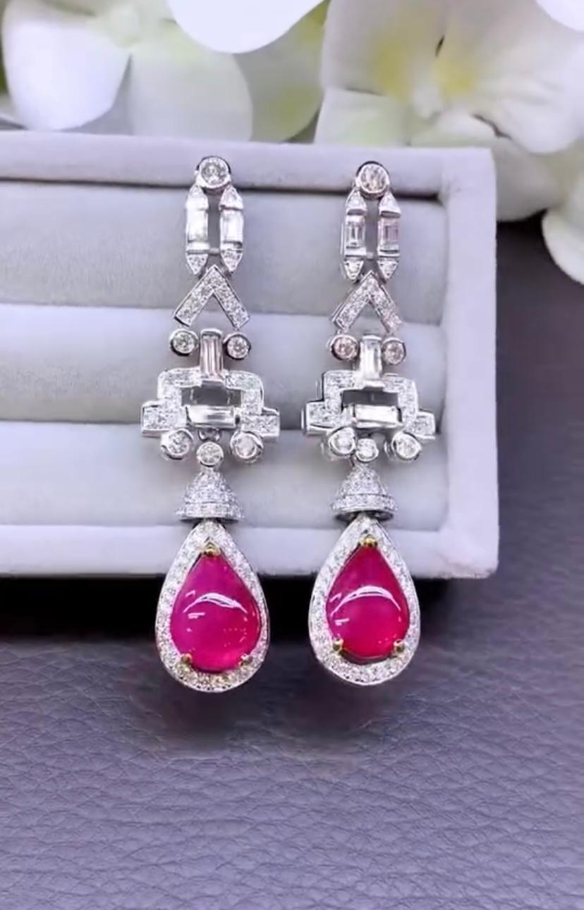 Une paire de boucles d'oreilles exclusive au design Art Deco, si élégante et sophistiquée, une véritable œuvre d'art.
Ajoute une touche de classe et de charme à votre look et rehausse votre style.
Magnifique pièce en or 18k avec 2 rubis naturels de