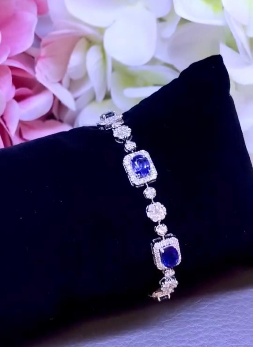 La exquisita pulsera muestra una fascinante mezcla de elegancia y opulencia. Su diseño cautivador, evoca  clase y sofisticación.
Este accesorio, una auténtica y bella pieza de artesanía, rezuma gracia y sofisticación, adornando sin esfuerzo la
