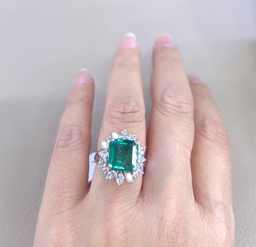 AIG Certified 6.00 Ct Zambia Emerald Diamond Gold Cocktail Ring For Sale 3