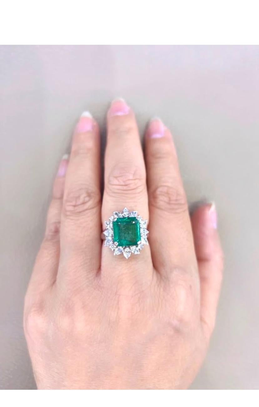 AIG Certified 6.00 Ct Zambia Emerald Diamond Gold Cocktail Ring For Sale 4