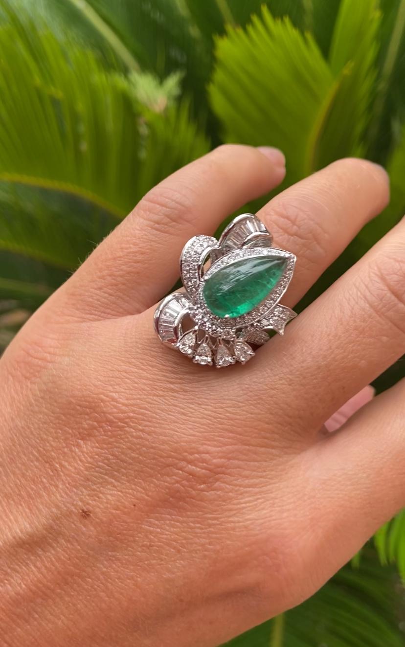 AIG Certified 6.00 Ct Zambian Emerald 2.10 Diamonds 18K Gold Cocktail Ring For Sale 2