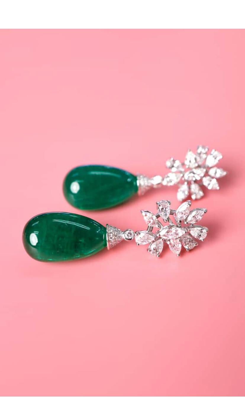 Questo paio di orecchini con smeraldi e diamanti è una splendida testimonianza di eleganza e raffinatezza. 
La combinazione di smeraldi e diamanti crea un contrasto accattivante che cattura lo sguardo.
Incastonati in un design unico, i vibranti