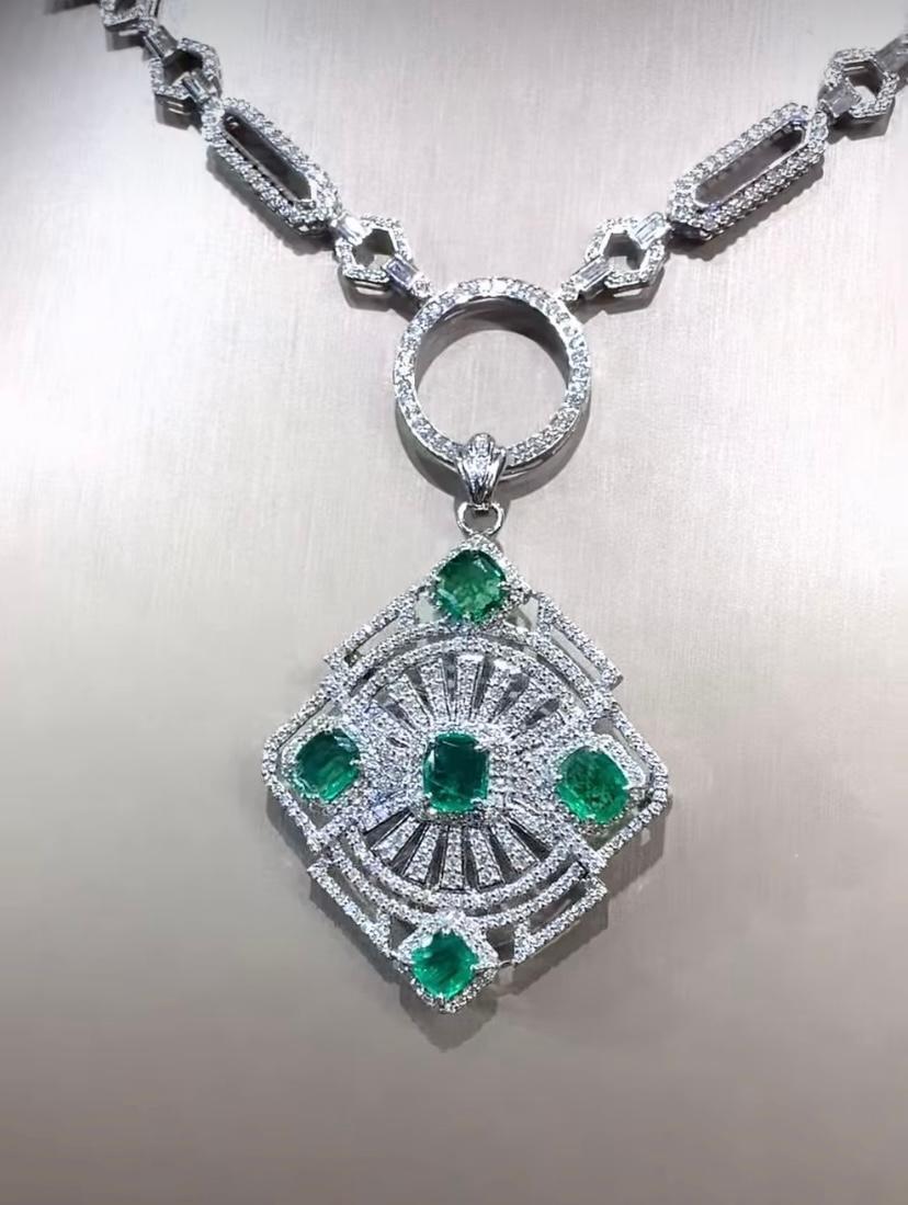 An exclusive Emeralds and Diamonds pendant.
Designed with meticulously attention for details, this piece make a luxury statement .
Elevate your look and add a touch of class and glamour on your look.
Magnificent pendant come in 18k gold with 5