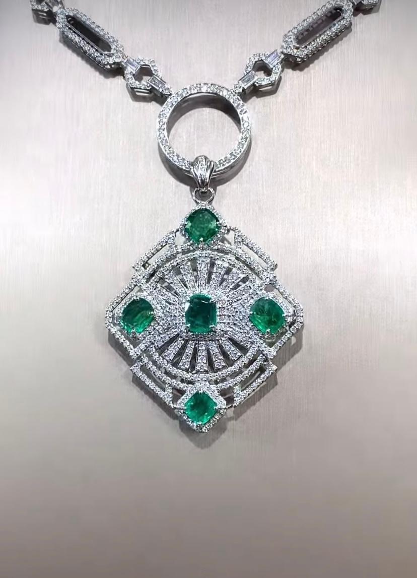 Pendentif en or 18 carats avec émeraudes de Zambie de 6,08 carats et diamants de 2,50 carats certifiés AIG Pour femmes en vente