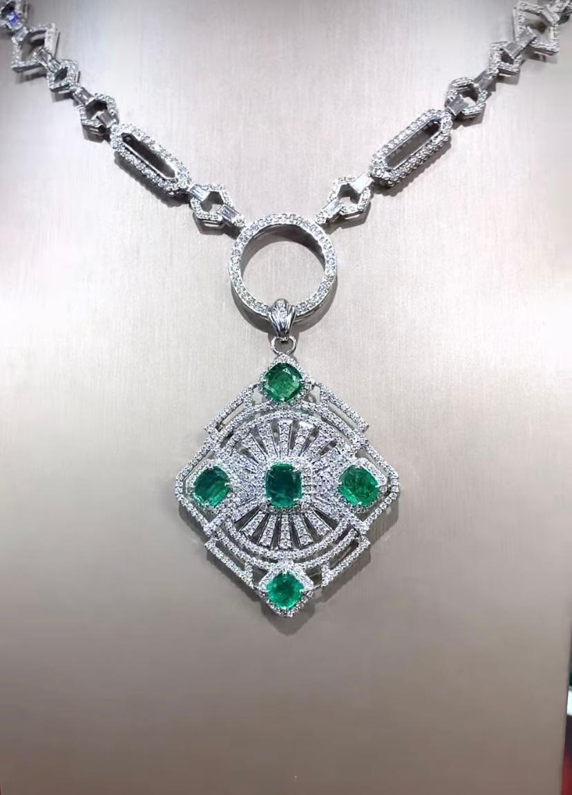 Pendentif en or 18 carats avec émeraudes de Zambie de 6,08 carats et diamants de 2,50 carats certifiés AIG en vente 2
