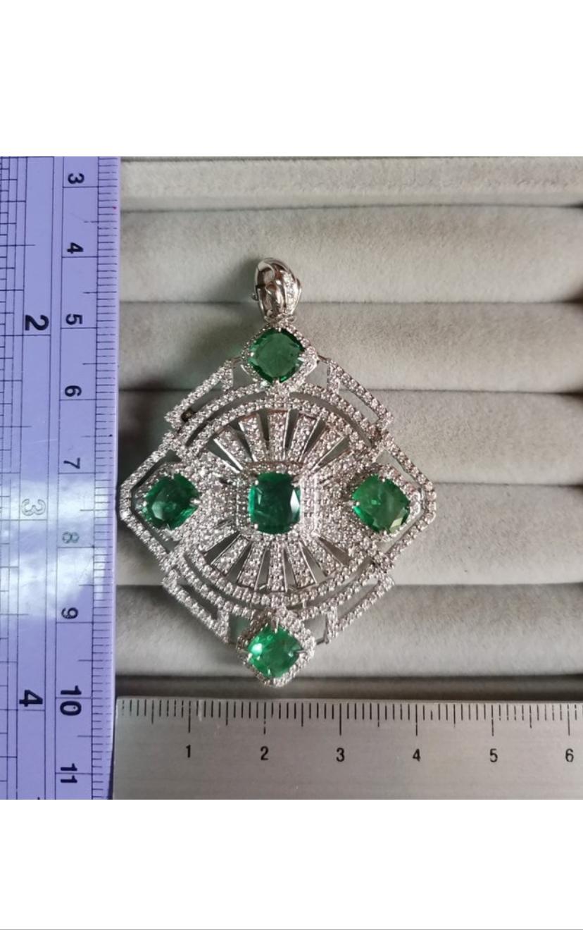Pendentif en or 18 carats avec émeraudes de Zambie de 6,08 carats et diamants de 2,50 carats certifiés AIG en vente 4
