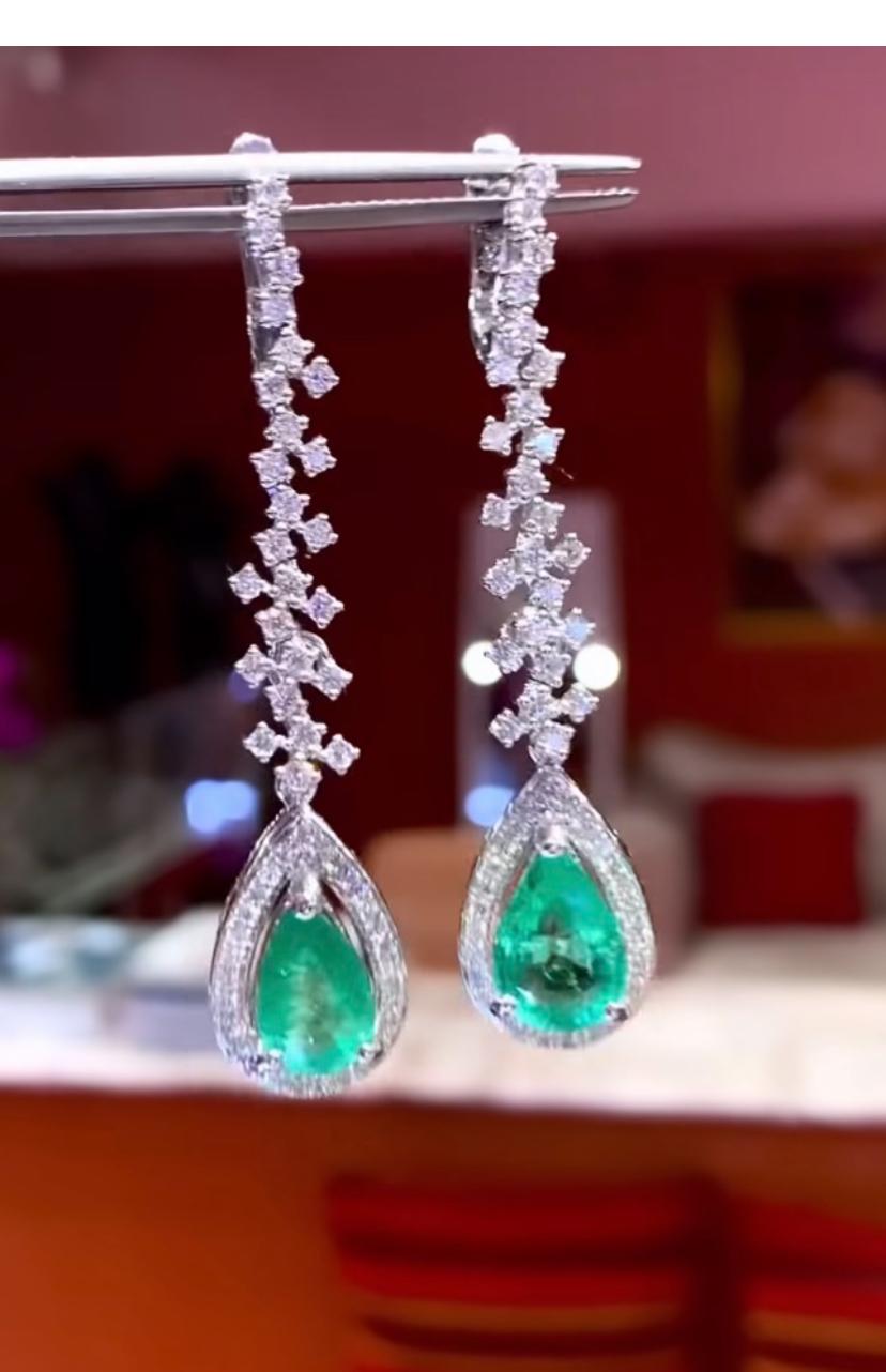 Un esclusivo paio di orecchini dal design contemporaneo, così essenziale e particolare.
Gli orecchini sono realizzati in oro 18 carati con 2 pezzi di smeraldi naturali dello Zambia, in perfetto taglio a pera, di qualità pregiata, ceo minor, di 6,20