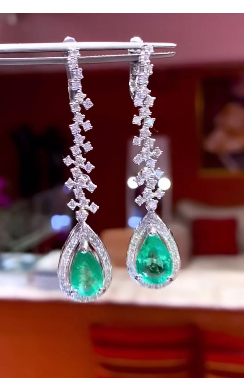 Une paire de boucles d'oreilles exclusive, au design contemporain, si essentiel et au design particulier.
Boucles d'oreilles en or 18 carats avec 2 émeraudes naturelles de Zambie de 6,20 carats, en forme de poire, de belle qualité, ceo minor, et 88