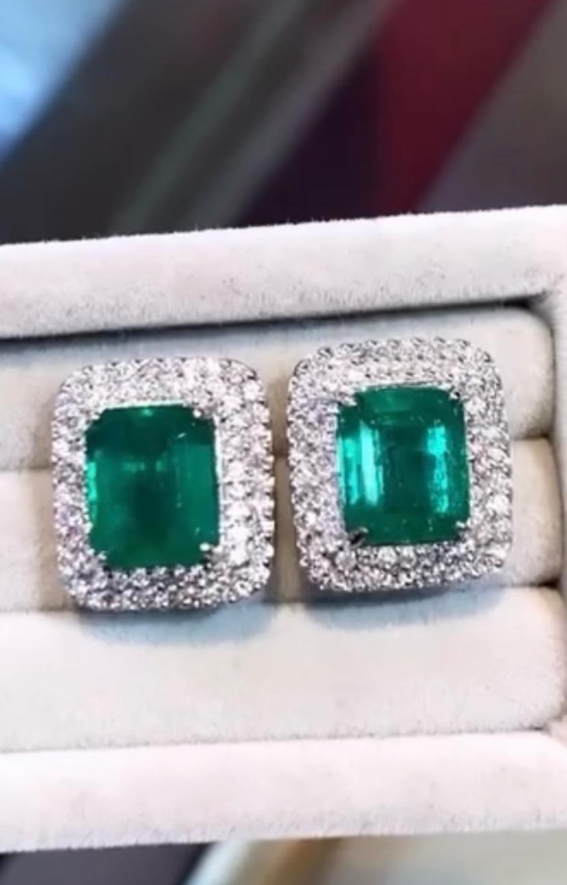 An exquisite earrings in modern design, by Italian designer, so stunning and glamour style.
Earrings come in 18k gold with 2 pieces natural Zambian Emeralds of 6,37 carats, fine quality and grade, spectacular color, and 128 pieces of natural