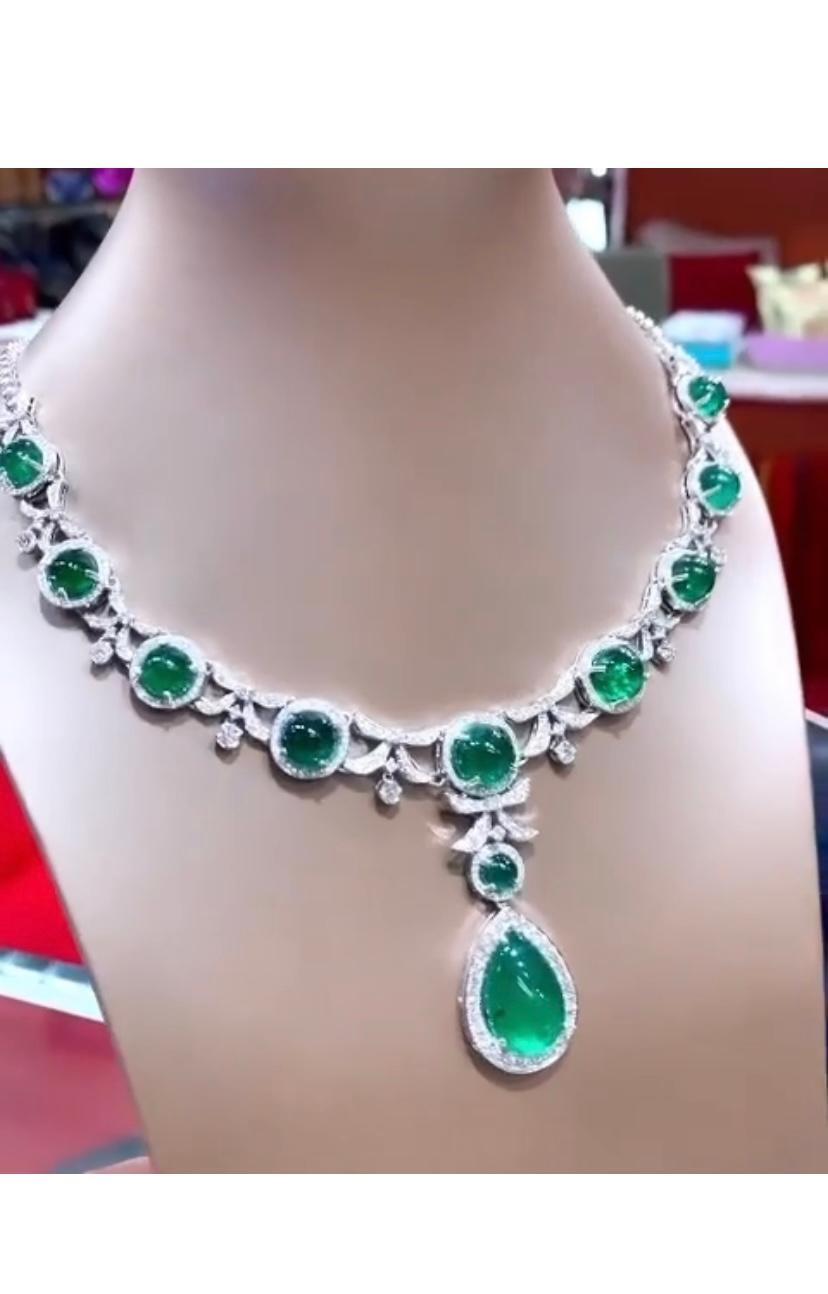 A magnificent piece of art , so sophisticated, refined and glamour designed by Italian artist.
Stunning Necklace come in 18K gold with 11 pieces of natural Zambian Emeralds , fine quality, Ceo Minor , in perfect oval cabochon cut and pear cabochon