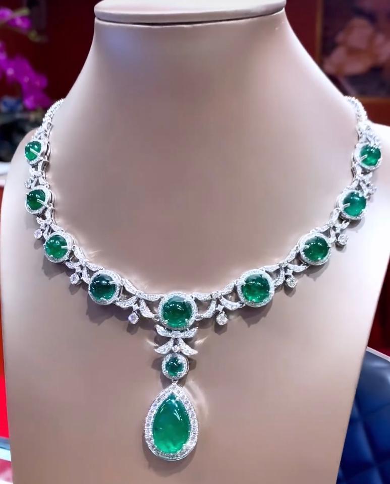 AIG Certified 65.00 Carats Zambian Emeralds 9.00 Ct  Diamonds 18K Gold Necklace In New Condition For Sale In Massafra, IT