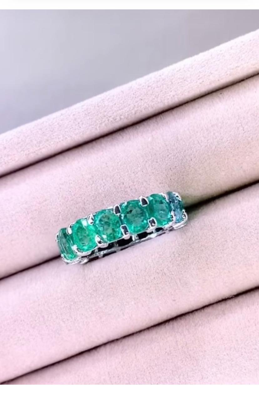 Una squisita fascia per l'eternità con smeraldi dal design essenziale.
Eleva la tua bellezza senza tempo e aggiungi un tocco di colore al tuo look.
Questo splendido anello è realizzato in oro 18 carati con smeraldi naturali dello Zambia di 6,40