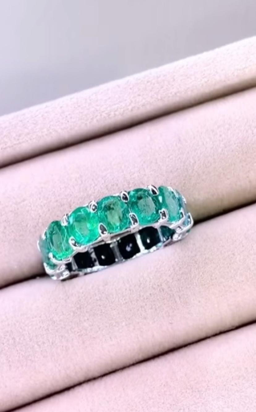 da uomo o donna Smeraldi dello Zambia certificati AIG da 6.40 carati  Fascia per l'eternità in oro 18K in vendita