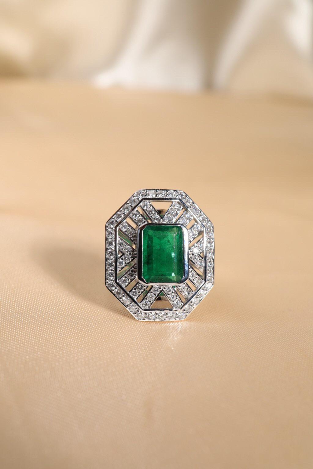 AIG zertifiziert 6,40 Karat sambischen Smaragd 2,40 Ct Diamanten 18K Gold Ring (Smaragdschliff) im Angebot