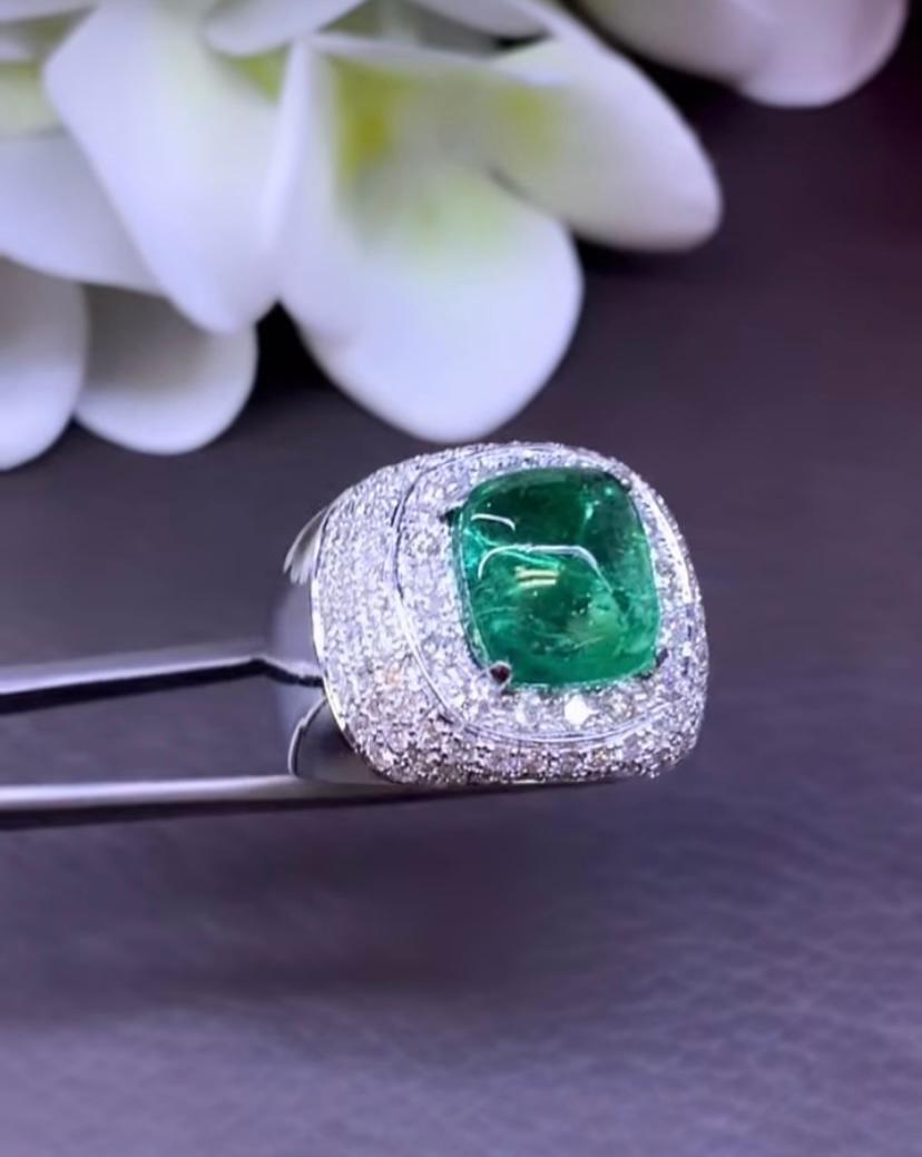 Ein exquisiter Ring mit Smaragd und Diamanten  die zeitlose Eleganz und luxuriöse Raffinesse ausstrahlen.
Der Ring besteht aus einer Reihe sorgfältig ausgewählter und glänzender Diamanten, die in Größe, Form und Farbe genau aufeinander abgestimmt