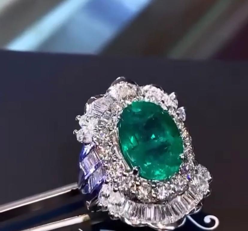 Women's AIG Certified 6.50 Carats Zambian Emerald  3.60 Carats Diamonds 18K Gold Ring  For Sale