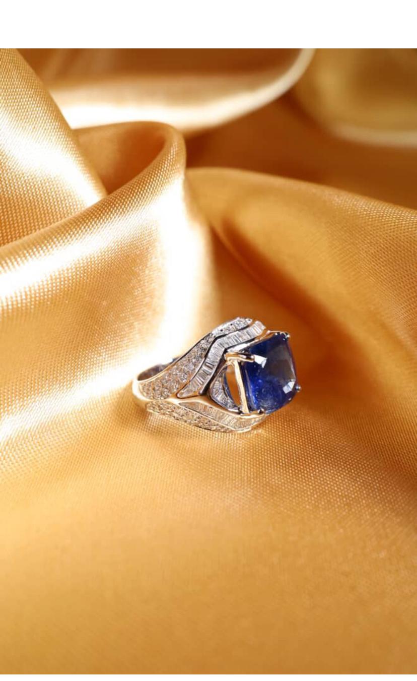 Anillo de oro de 18 quilates con zafiro de Ceil�án certificado AIG de 6,50 quilates y diamantes de 1,90 quilates en Nuevo estado para la venta en Massafra, IT