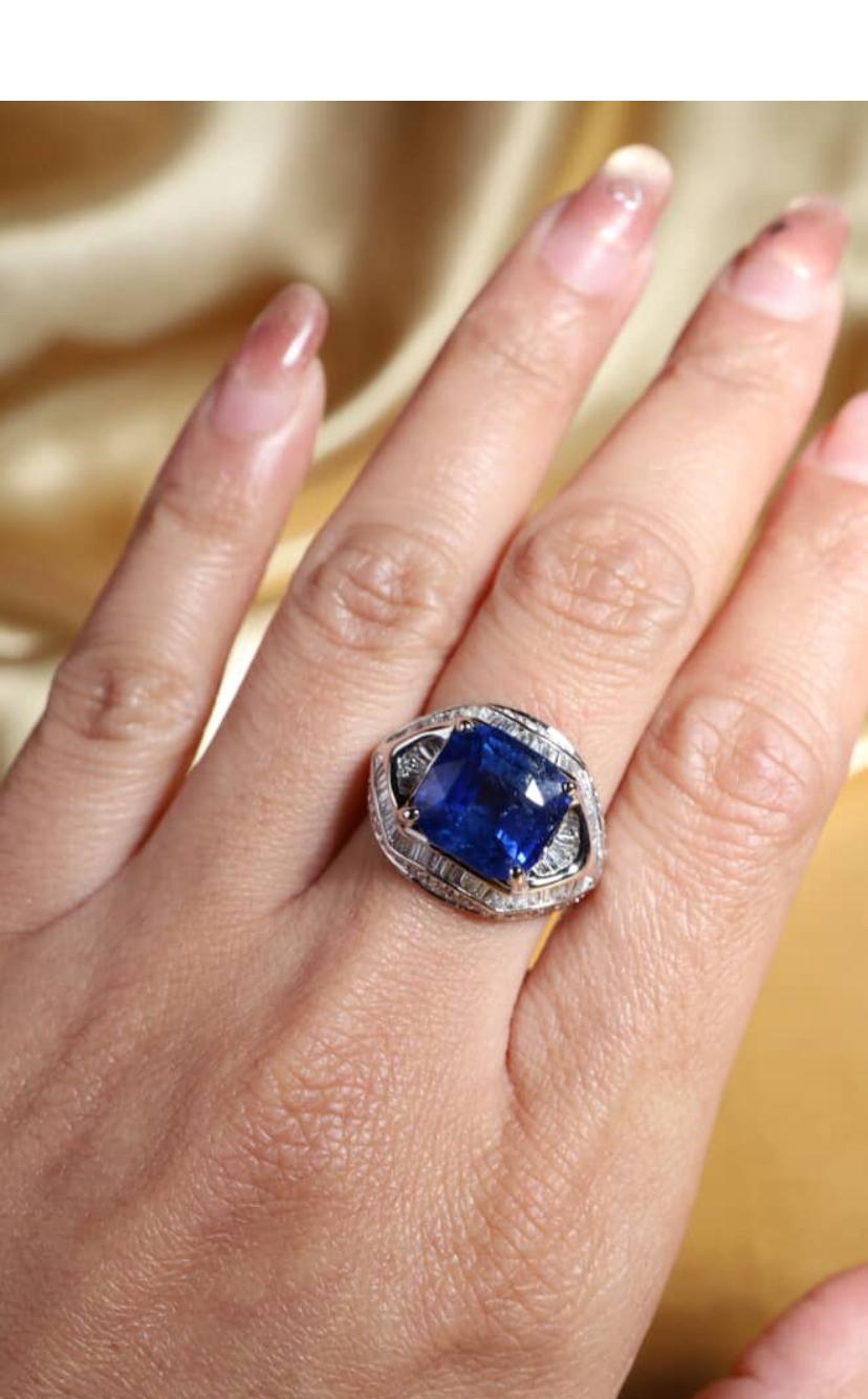 De las mujeres Anillo de oro de 18 quilates con zafiro de Ceilán certificado AIG de 6,50 quilates y diamantes de 1,90 quilates en venta