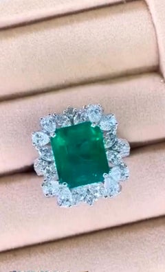 AIG Certified 6.70 Carat Zambian Emerald 2.80 Ct Diamonds 18K Gold Ring