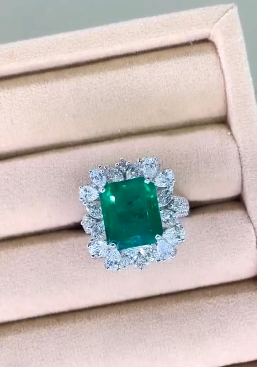 Mixed Cut AIG Certified 6.70 Carat Zambian Emerald 2.80 Ct Diamonds 18K Gold Ring For Sale