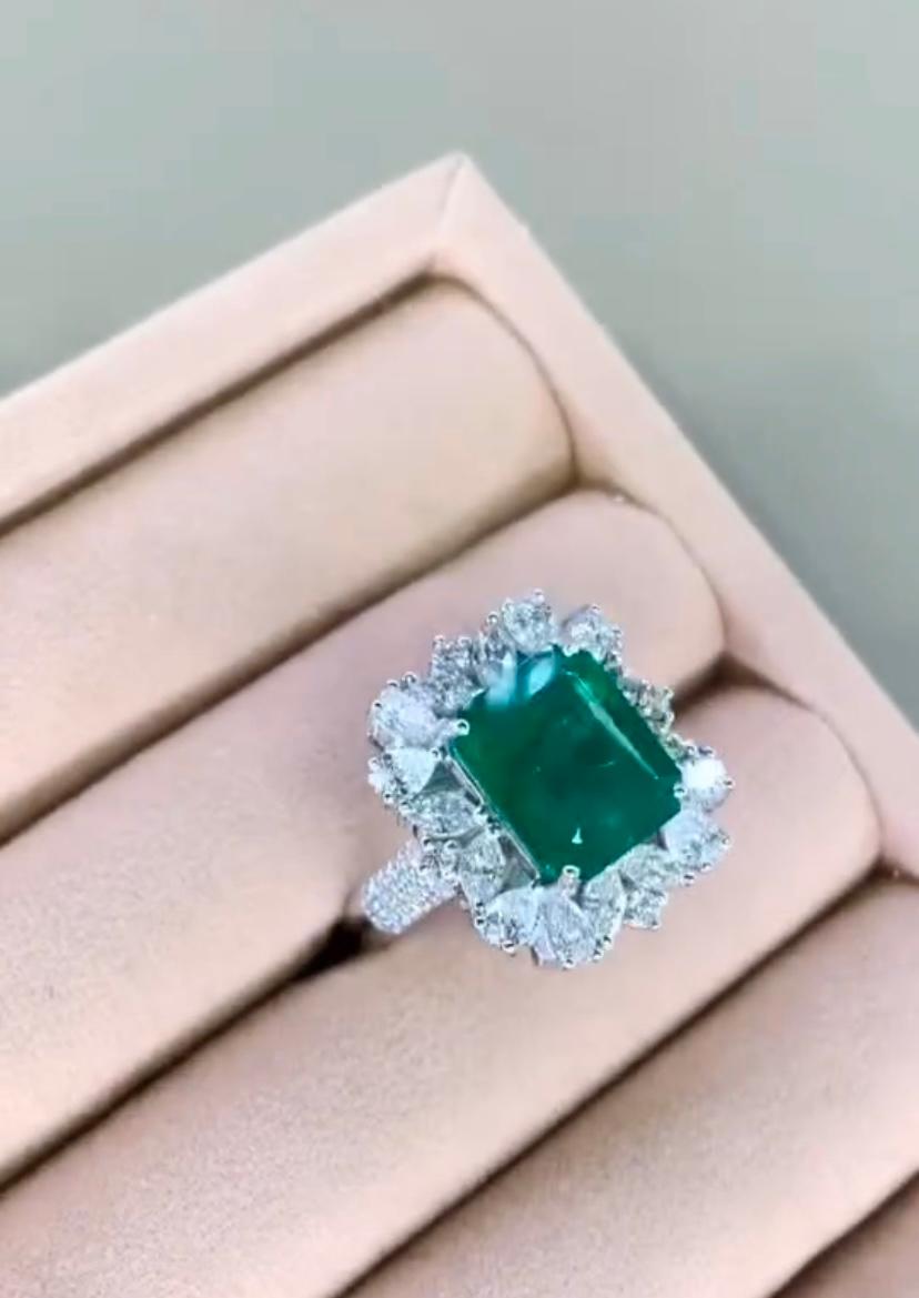 AIG Certified 6.70 Carat Zambian Emerald 2.80 Ct Diamonds 18K Gold Ring In New Condition For Sale In Massafra, IT
