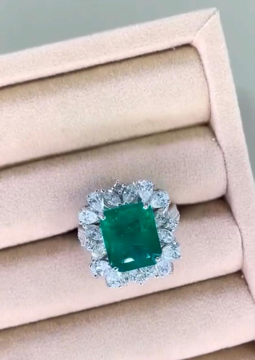 AIG Certified 6.70 Carat Zambian Emerald 2.80 Ct Diamonds 18K Gold Ring For Sale 1