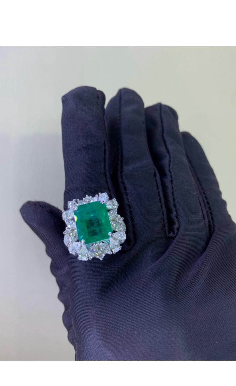 AIG Certified 6.70 Carat Zambian Emerald 2.80 Ct Diamonds 18K Gold Ring For Sale 3