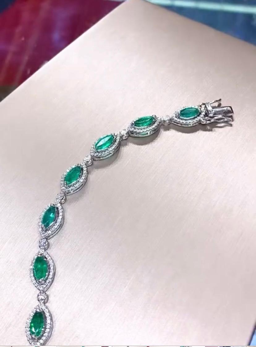 Ein exklusives Armband in zeitgenössischem Design, so elegant und einzigartig, ein sehr liebenswerter Schliff von Smaragden, selten und atemberaubend.
Schmücken Sie sich mit diesem herrlichen Stück und verleihen Sie Ihrem Look einen Hauch von Klasse
