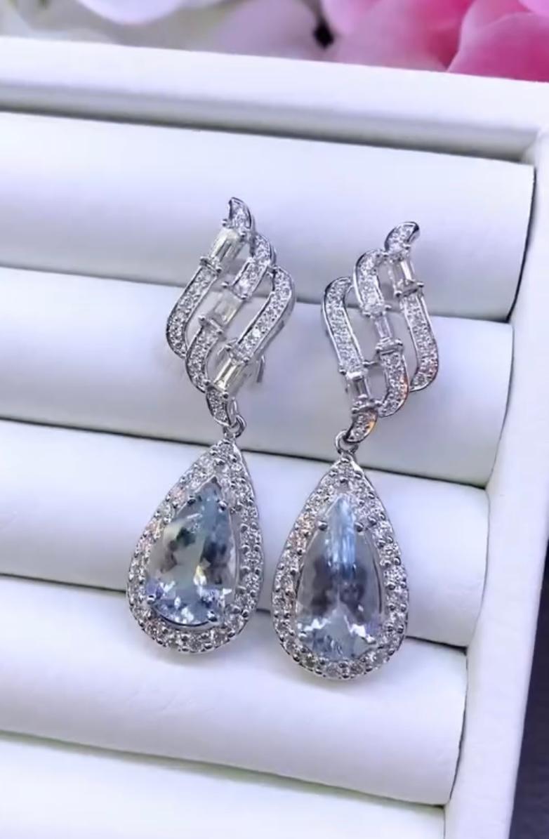 Un esclusivo paio di orecchini con acquamarina e diamanti.
L'acquamarina è una bellissima gemma nota per le sue tranquillizzanti tonalità blu. Simboleggia la tranquillità e la chiarezza, si ritiene che porti pace e armonia interiore. Queste gemme
