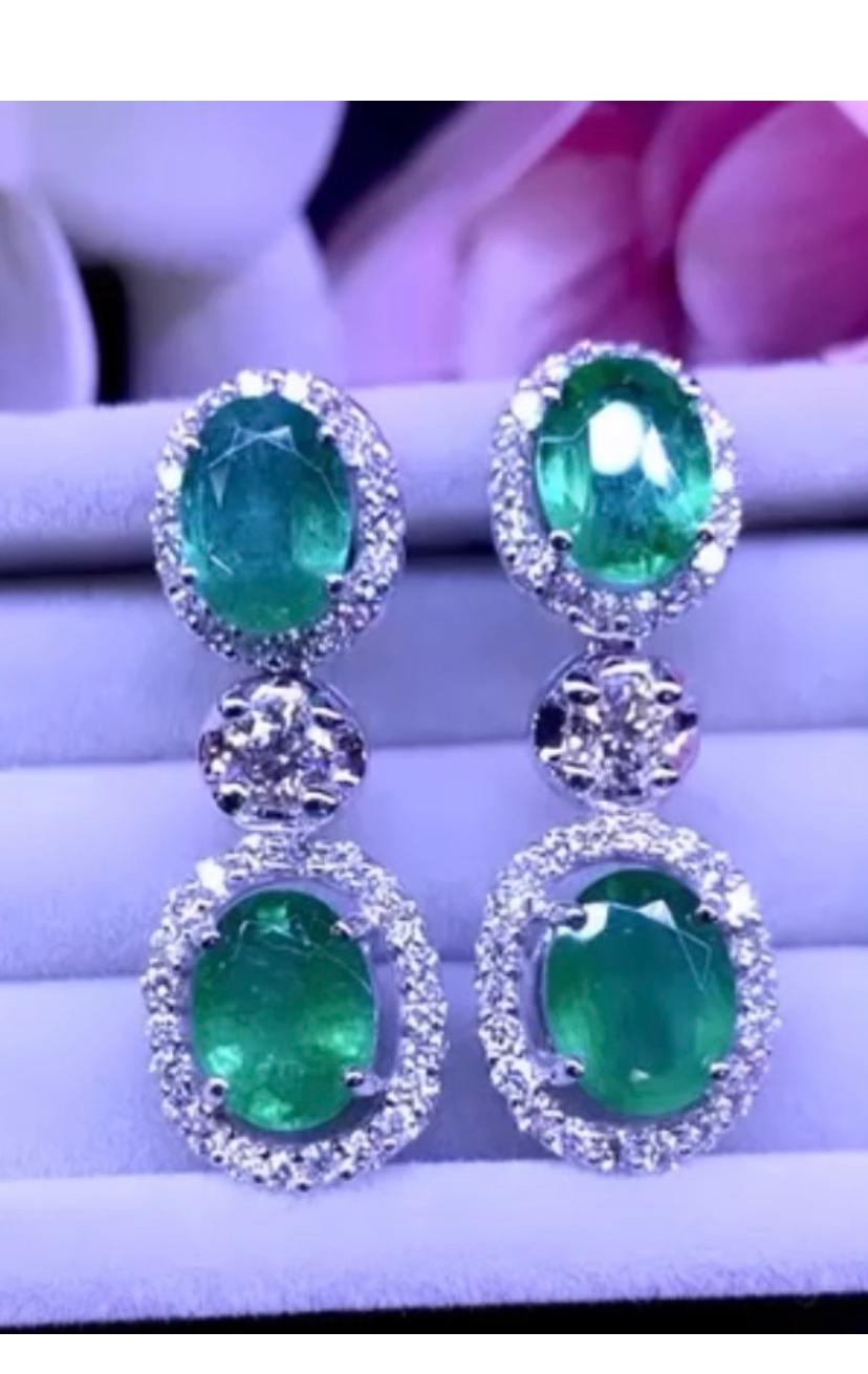 An exquisite pair of earring in 18k gold  with a original and refined design by Italian designer .
Earrings come with 4 pieces natural Zambia emeralds, in oval cut, fine quality, minor oil, and 46 pieces of natural diamonds , in round brilliant cut