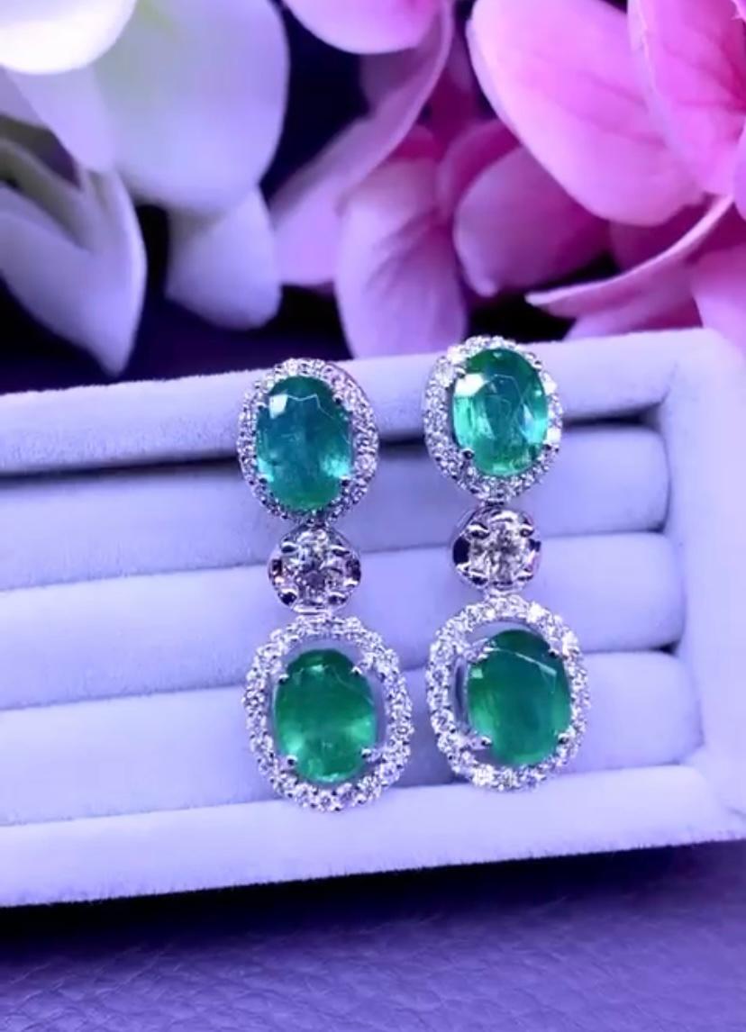 Taille ovale AIG Certified 6.80 Ct Zambia Emeralds Diamonds 1.37 Ct 18K Gold Earrings  en vente