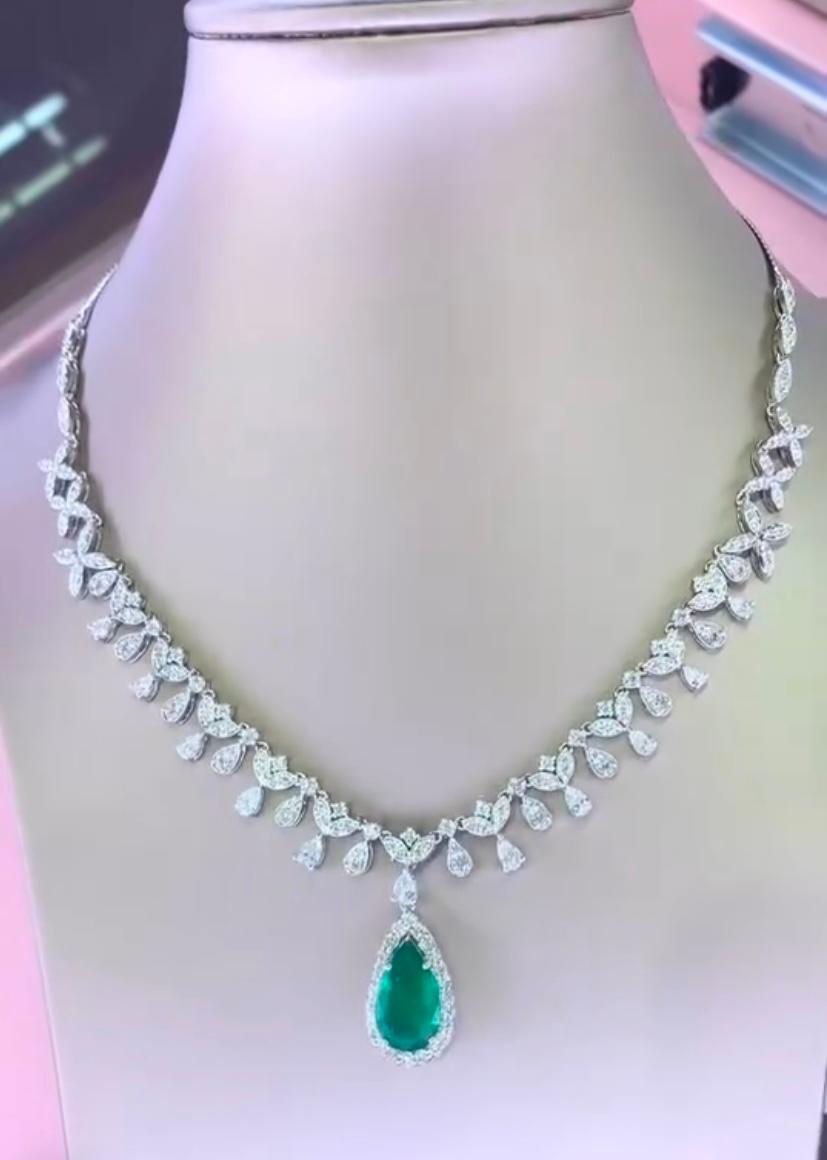 AIG Certified 6.85 Ct Diamonds 3.50 Ct Zambian Emerald 18K Gold Necklace In New Condition For Sale In Massafra, IT