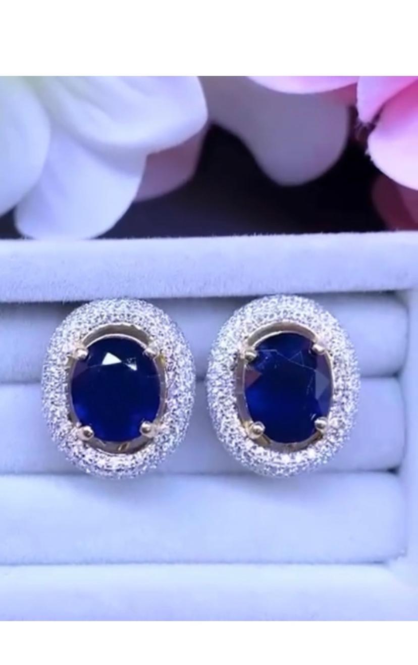An exquisite pair of earrings in contemporary design, so modern and essential style.
Earrings come in 18K gold with 2 pieces of natural Ceylon Sapphires, in perfect oval cut , fine quality, of 6,85 carats, in amazing Blue color, and natural diamonds