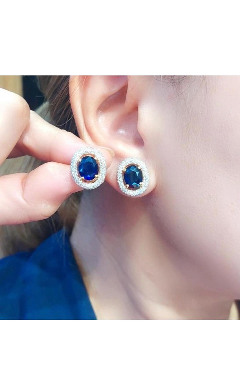 AIG - Certification 6.85 carats  Saphirs de Ceylan bleu  Boucles d'oreilles en or 18K avec diamants Pour femmes en vente