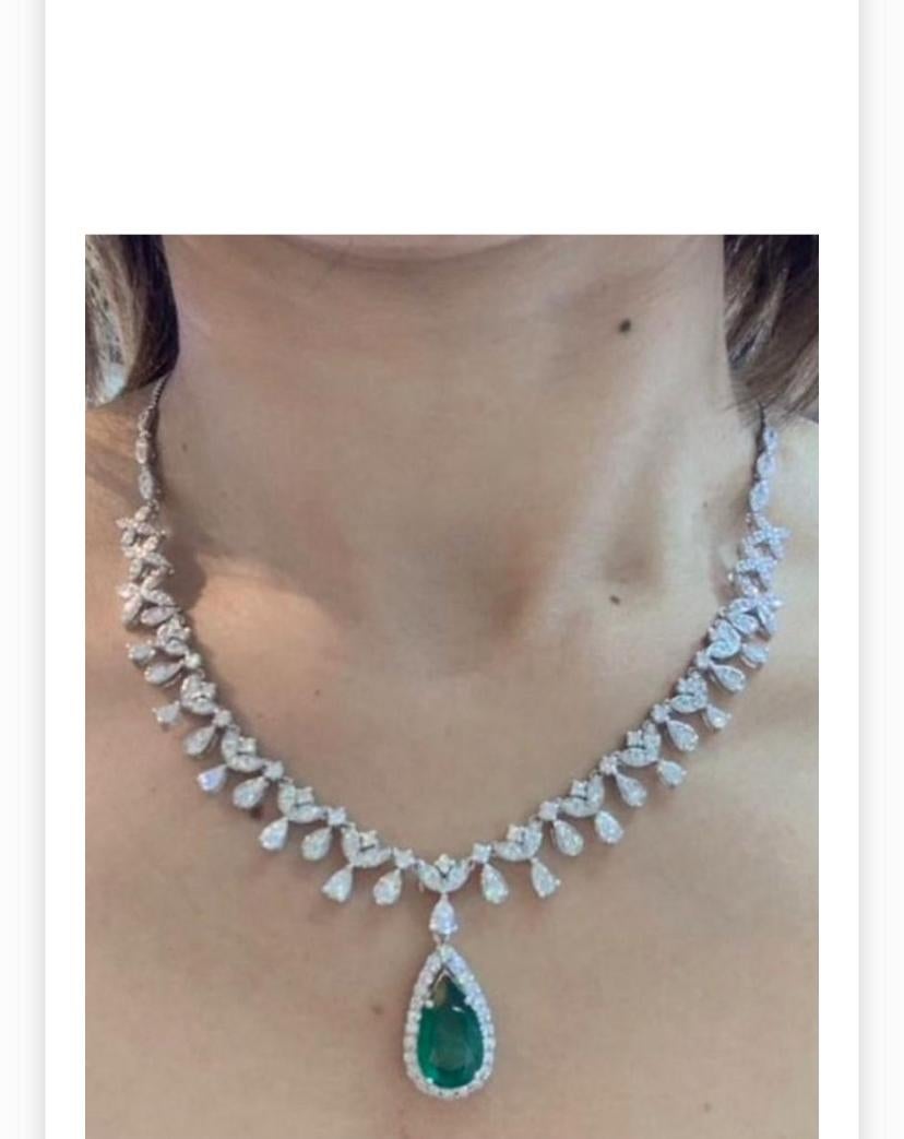 AIG zertifiziert 6,85 Karat Diamanten 3,50 Karat sambischen Smaragd 18K Gold Halskette im Angebot 2