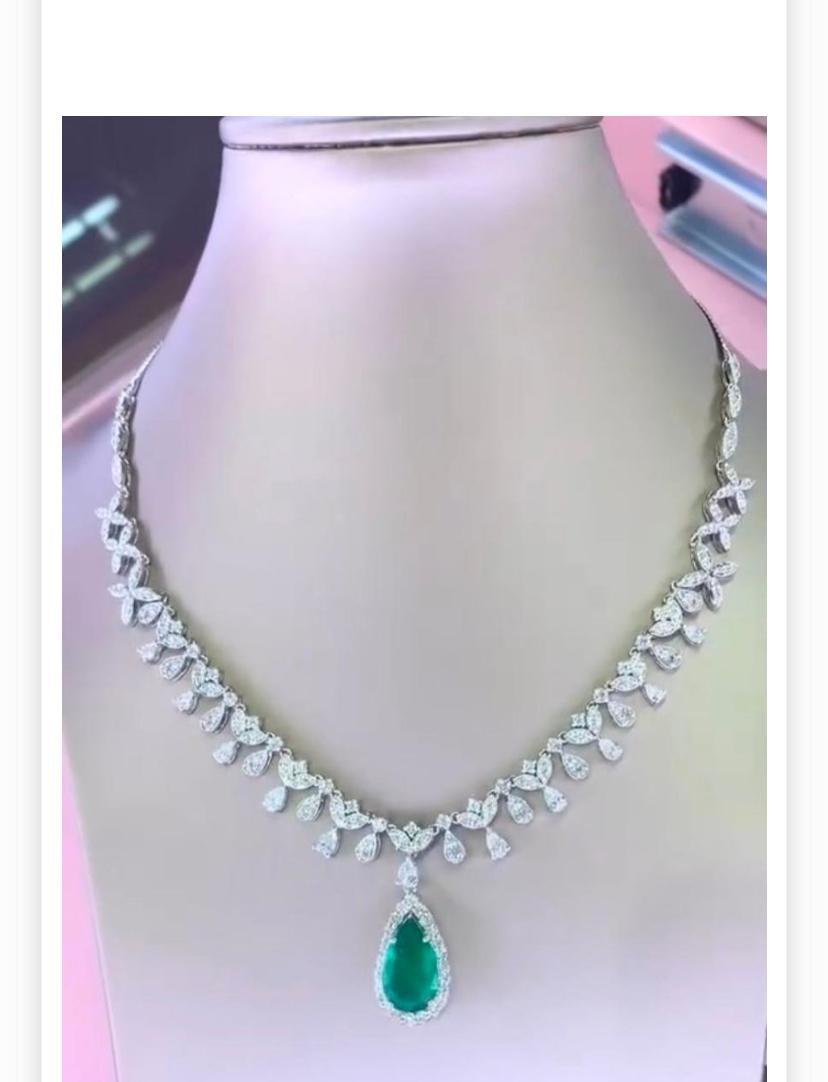 AIG zertifiziert 6,85 Karat Diamanten 3,50 Karat sambischen Smaragd 18K Gold Halskette im Angebot 3